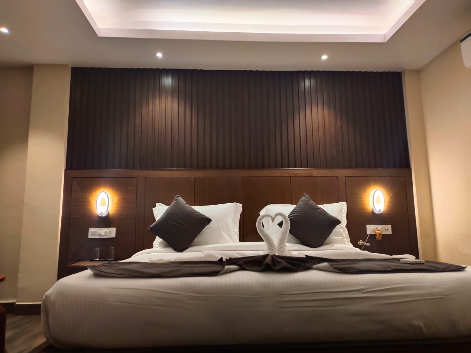 Family-friendly deluxe room with double bed and seating area